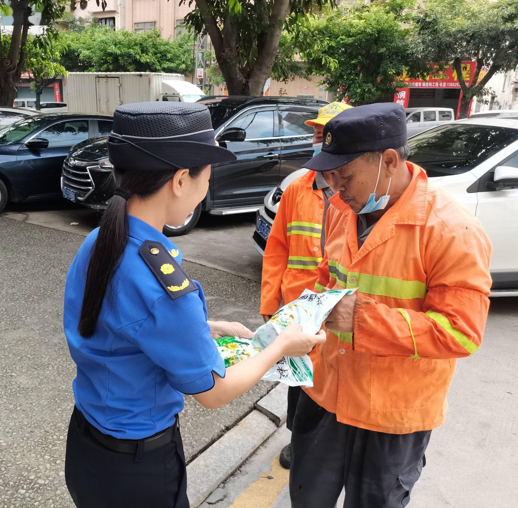 夏日炎炎,东莞东坑城管小姐姐"送清凉"