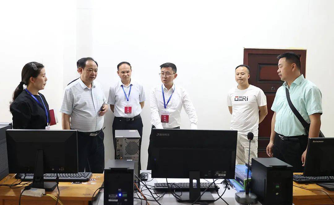 政务| 县委书记程晓秋巡视高考考点准备工作_务川
