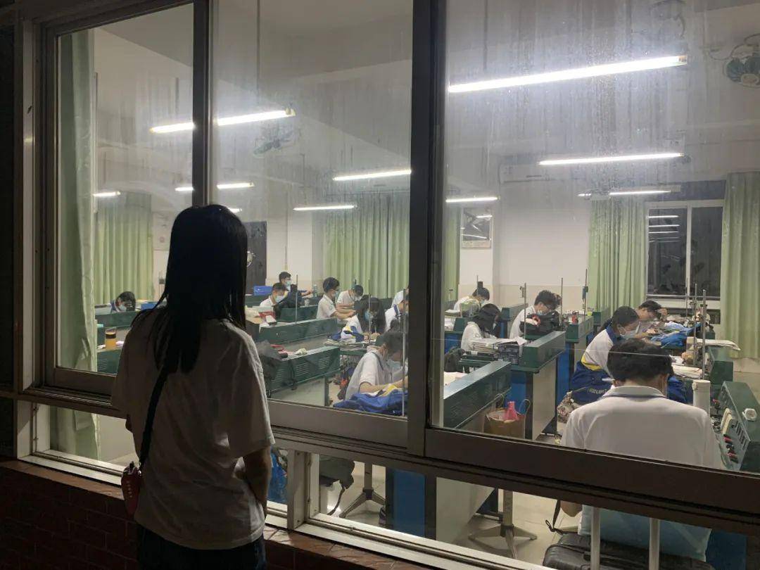 你再看看书,我再看看你!真光老师留校陪伴,学生安心迎考