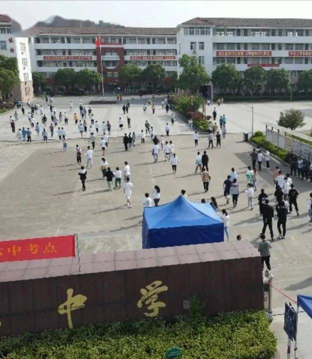 考生陆续入场高考首日的现场为大家记录下奔赴池州六中考点池州广播