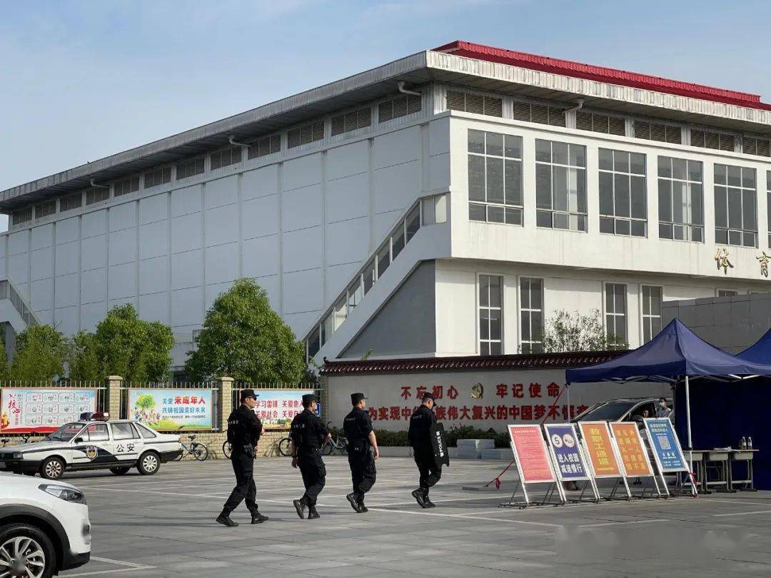 2021高考开考直击池州市第六中学特警护航现场