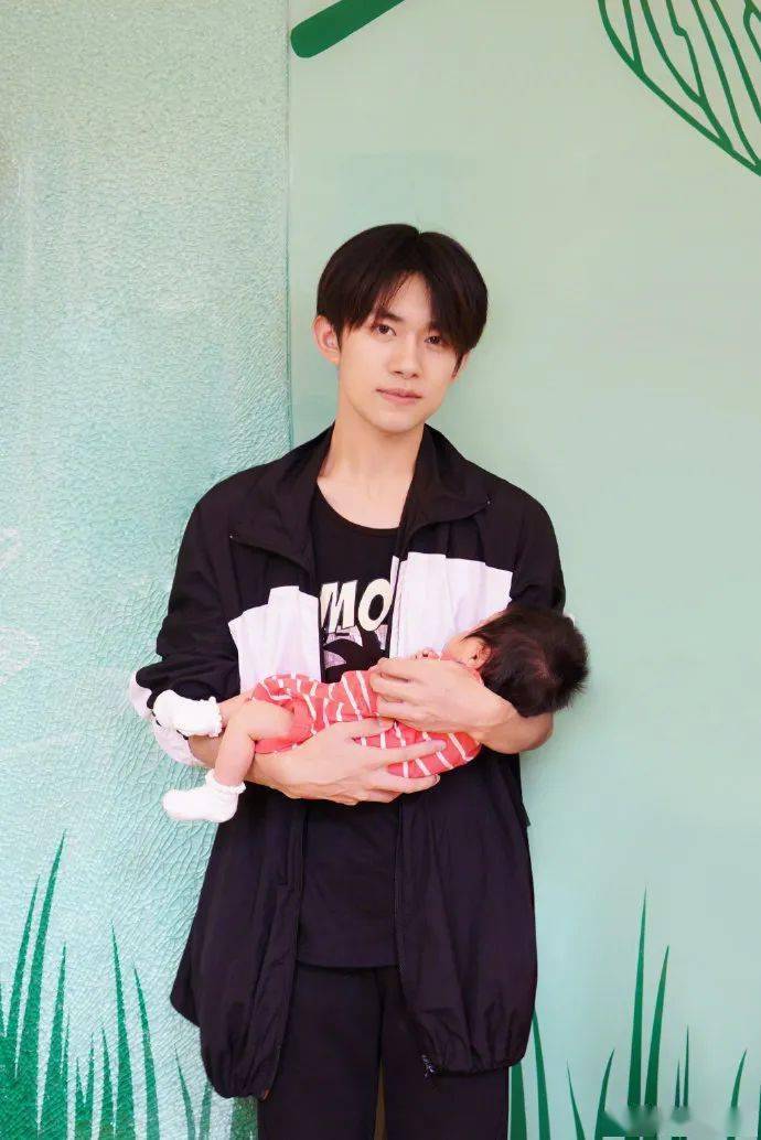 易烊千玺爸爸最新照片 66b214aa95434a06a3e0f10104d46ed2.jpeg