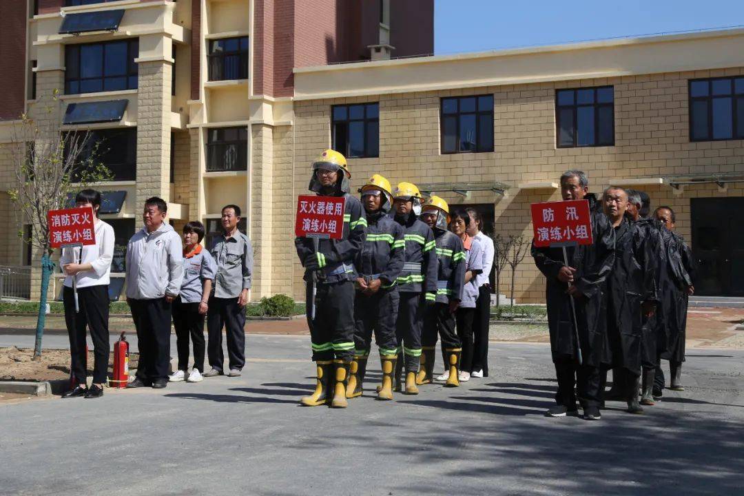 区综合执法局执法二科科长李波,区消防大队工程师孙洪信,滨州市科达