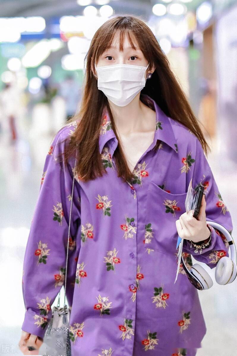 街拍:陈雪凝紫色碎花衬衫 黑色皮鞋 牛仔骑行短裤时髦个性