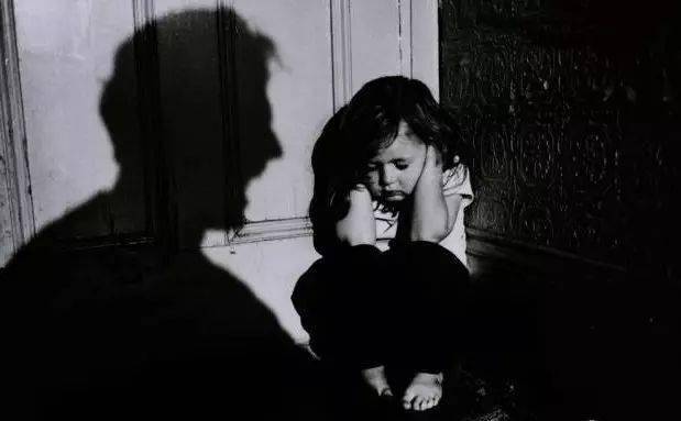 网警哭了炼铜癖天堂黑死病组织暗网受虐的4岁女童