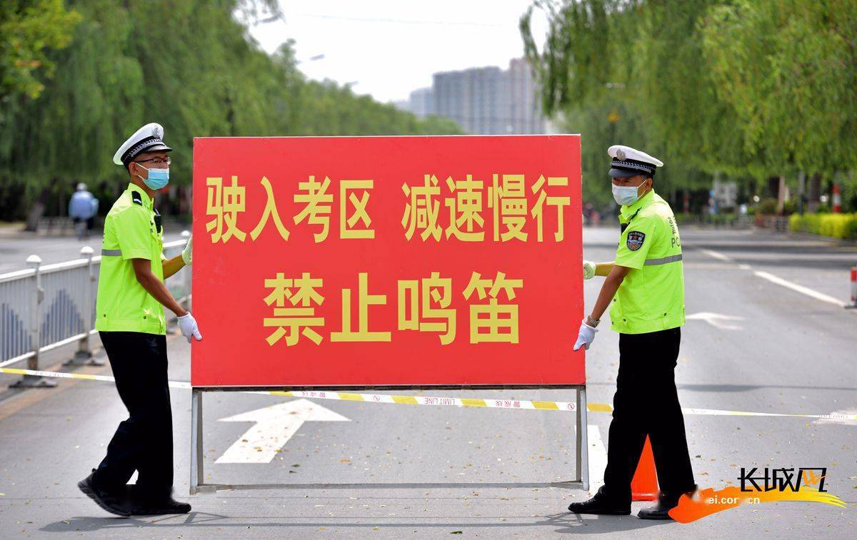 执勤交警在考场周边路段站岗执勤.