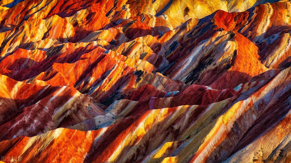 张掖的七彩丹霞景区,是典型的丹霞地貌与彩色丘陵景观的复合体.