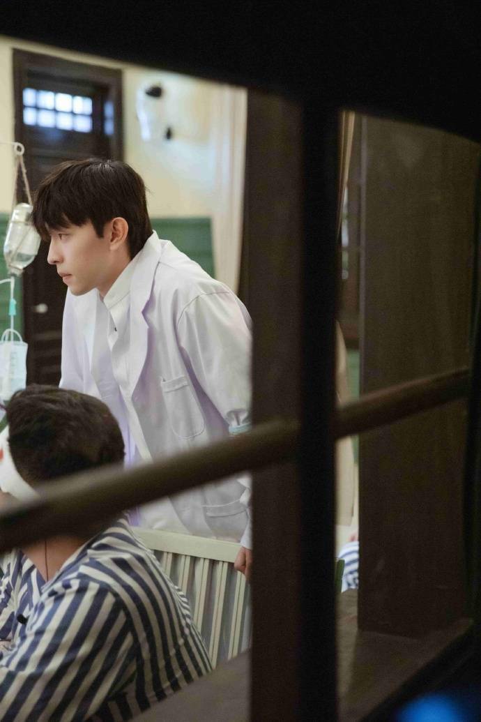 邓伦《密室大逃脱》剧照公开 品学兼优的邓班长斯文帅气