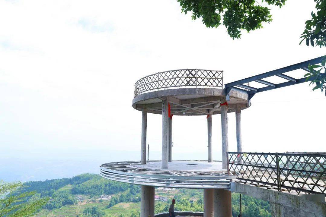 绝美青山岩正在修建一处观景台