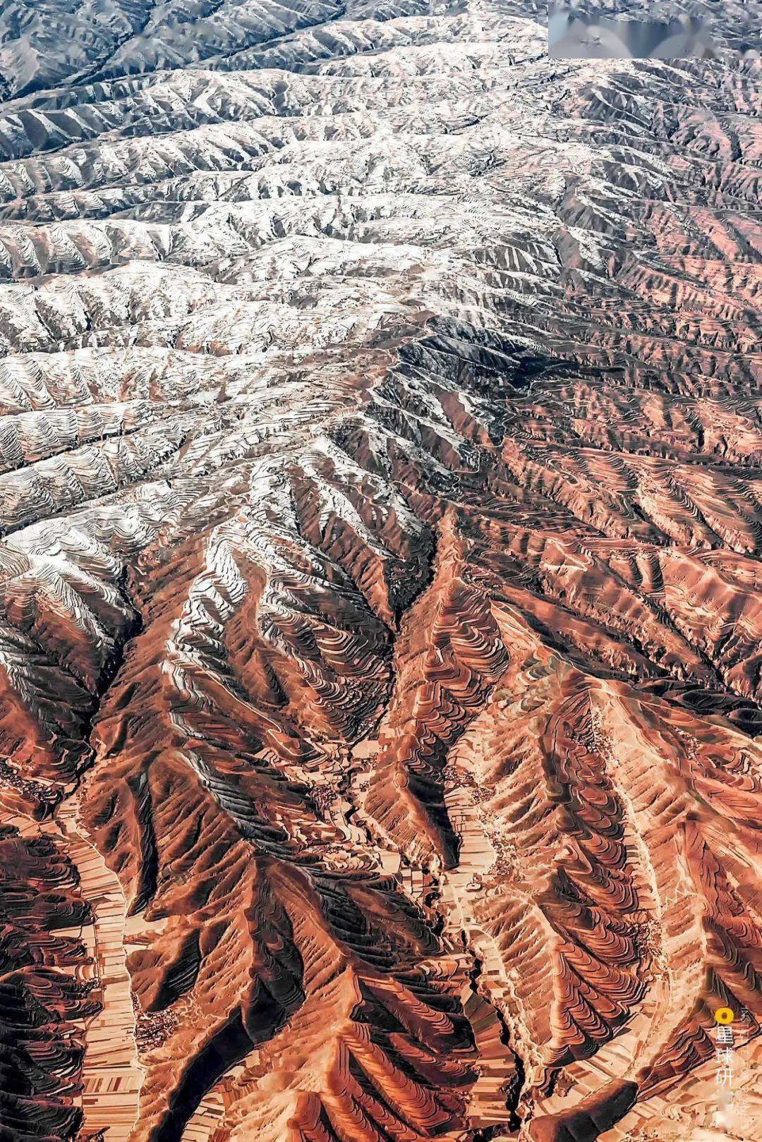 ▼(甘肃皋兰黄土高原航拍,摄影师@何旭龙)产生千沟万壑的景观最终将