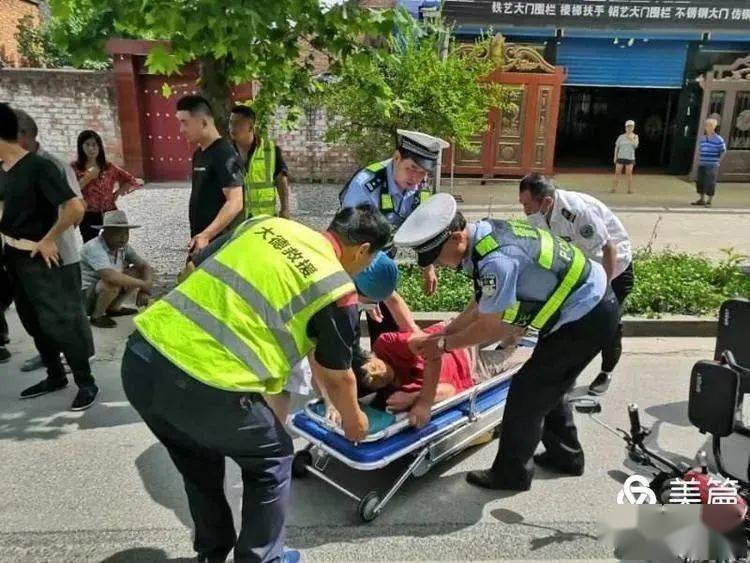 突发周至朱家查村口发生车祸电动三轮都翻了