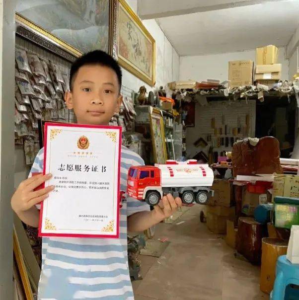 家中起火妈妈慌了，10岁娃淡定灭火…
