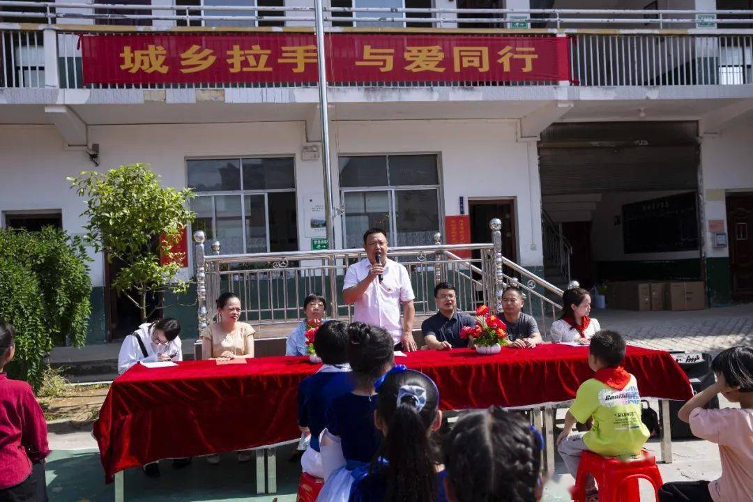 滨江小学向横岭,隔山,杨柳学校捐赠校服,风扇等物资这次活动,学校党