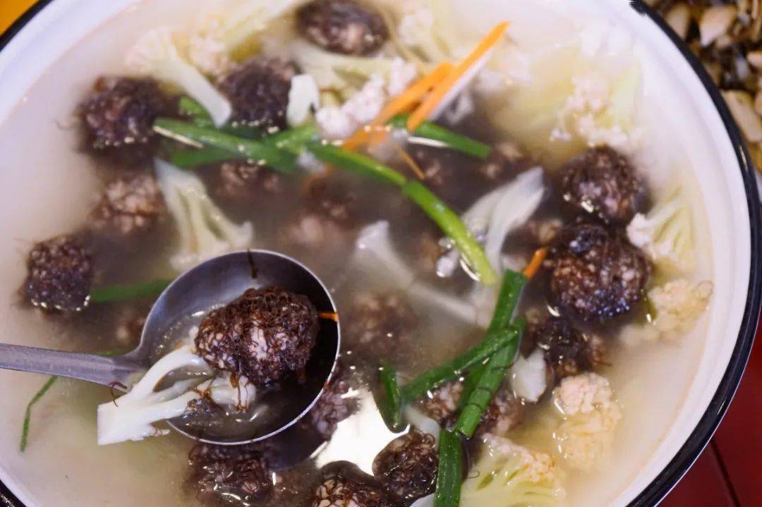 十大碗:聪烧海蜈蚣,脆嫩马蹄笋,矾都肉燕,发财丸,酒香黄鱼姜酒海蜇血
