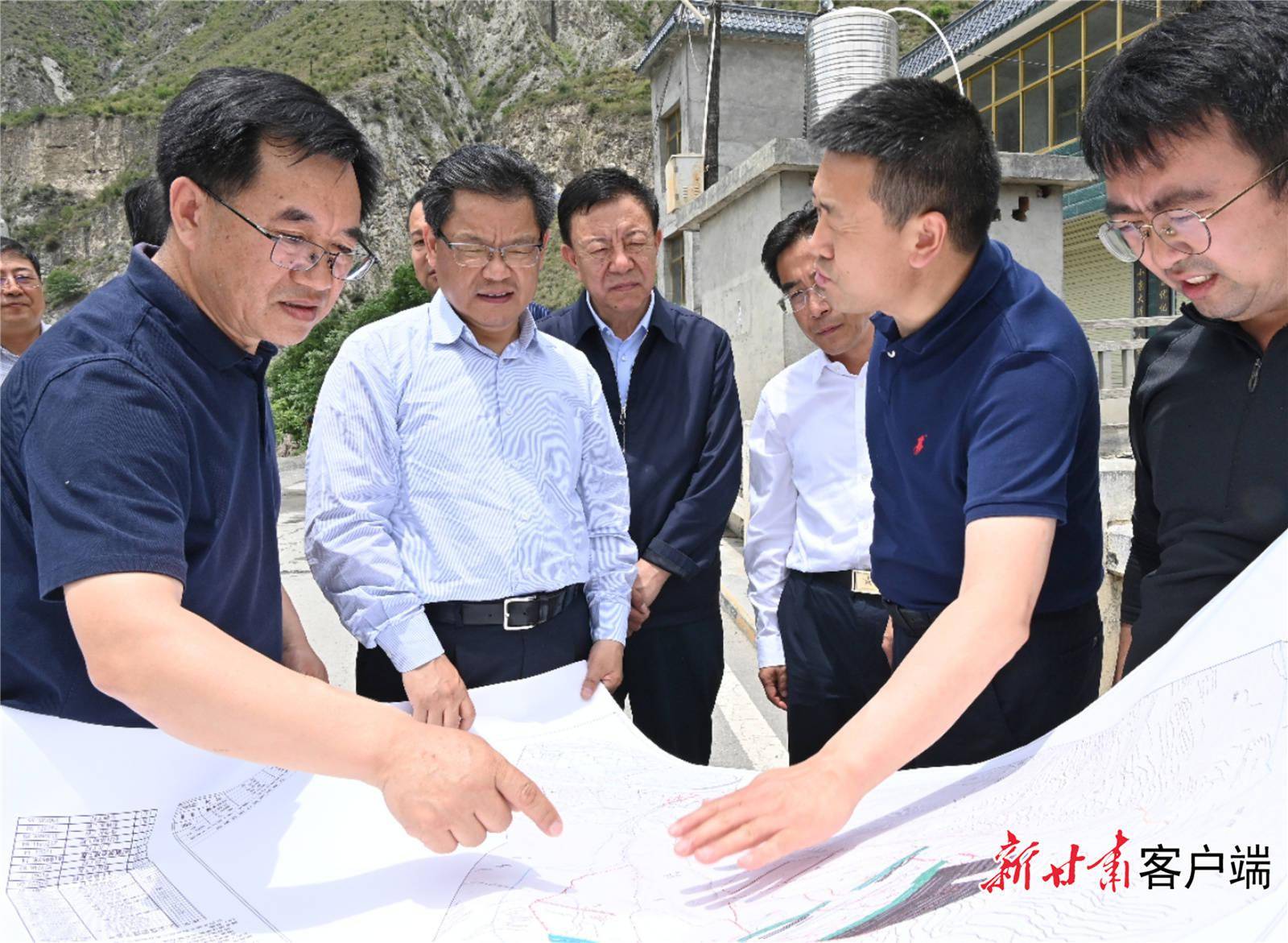 金鑫)省委副书记,省长任振鹤今天深入甘南州舟曲县调研山体滑坡险情