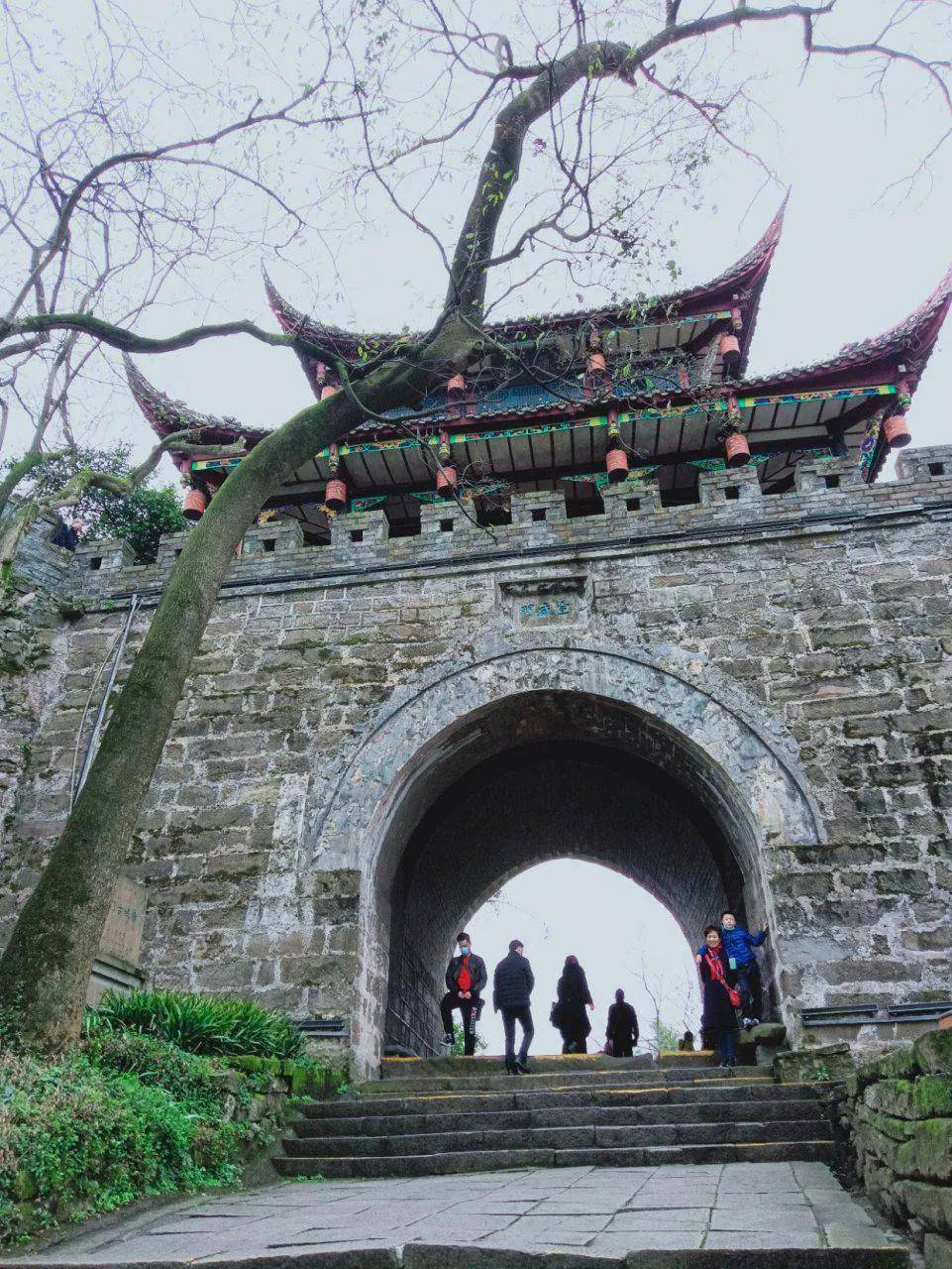 它位于玉垒山茶马古道西关.其实,都江堰现在还有一道城门.