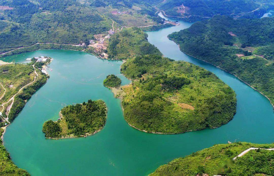 "通过示范建设,重庆将打造一批河畅,水清,岸绿,景美,人和的示范河流