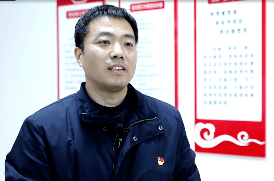 线改造,面对一大堆疑难复杂的问题,党支部里的年轻党员当仁不让挑大梁