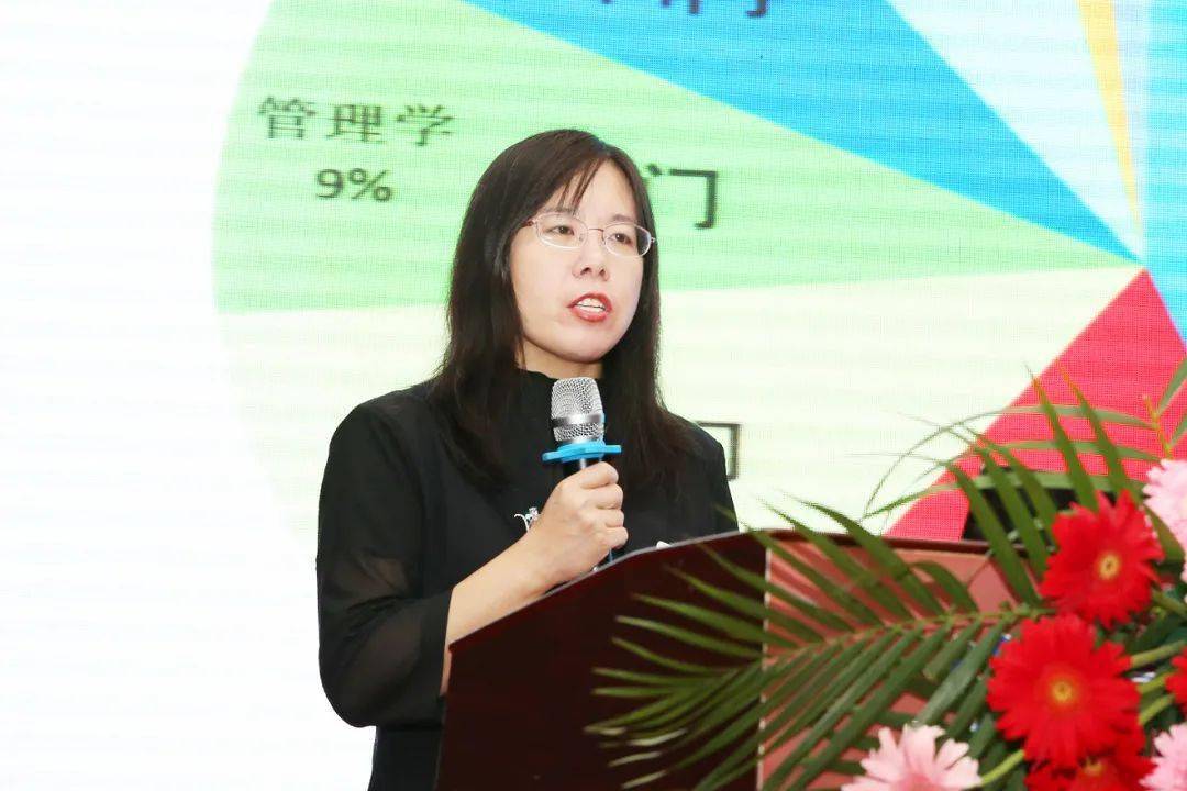 齐鲁工业大学(山东省科学院)教务处副处长李红霞主持开班仪式,并作了