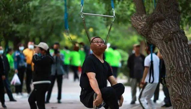 "吊脖子"健身可致高位截瘫