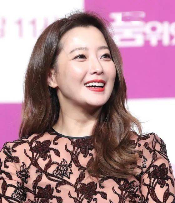 过了四十难免有皱纹,金喜善庆生晒素颜照,气质好但脸上了年纪!