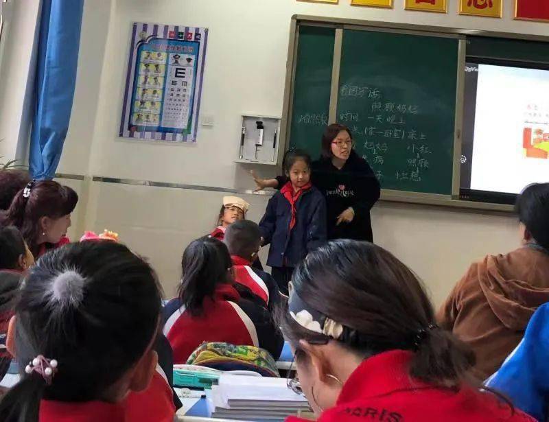 教师风采平城区四十六校李小雨端正的蜡烛必定泪少燃得持久