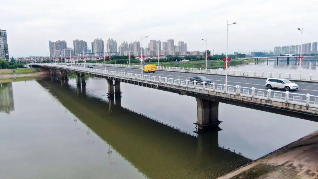 永济桥建设本着"安全,经济,实用,美观"四大原则,桥面栏杆采用白色,全