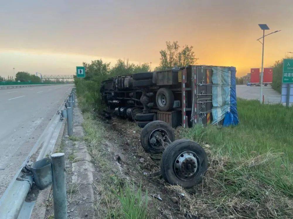 突发怀仁服务区入口处一半挂车发生侧翻
