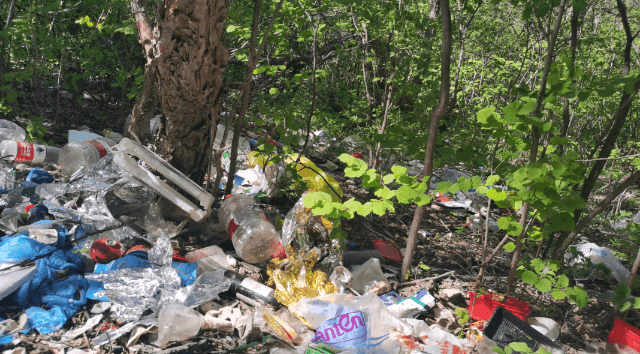 “户外圣地”周边垃圾遍地，志愿者清理背下50多袋垃圾 
