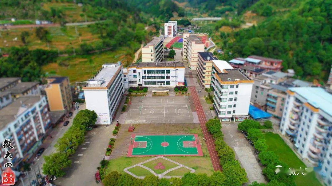 航拍大田六中举行中考班主任家长培训及大型团体心理辅导