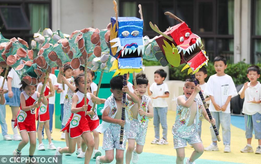 在浙江省湖州市德清縣洛舍鎮中心幼兒園,小朋友們在舞自制的龍燈