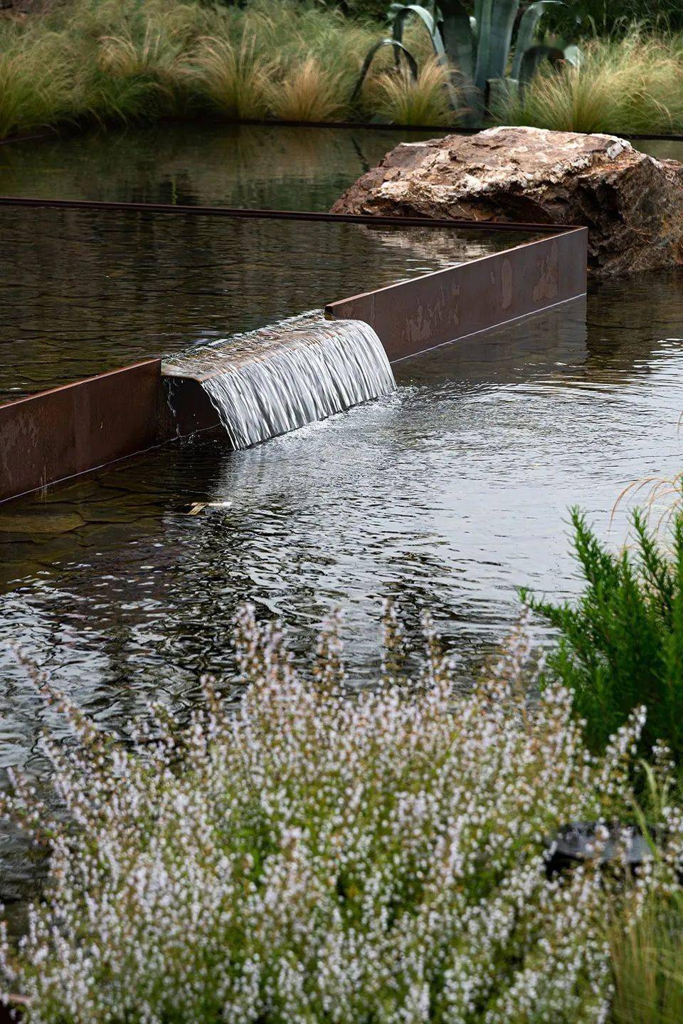 首创一江赋/广州观己景观设计板岩置于水景增加了水景的层次和肌理