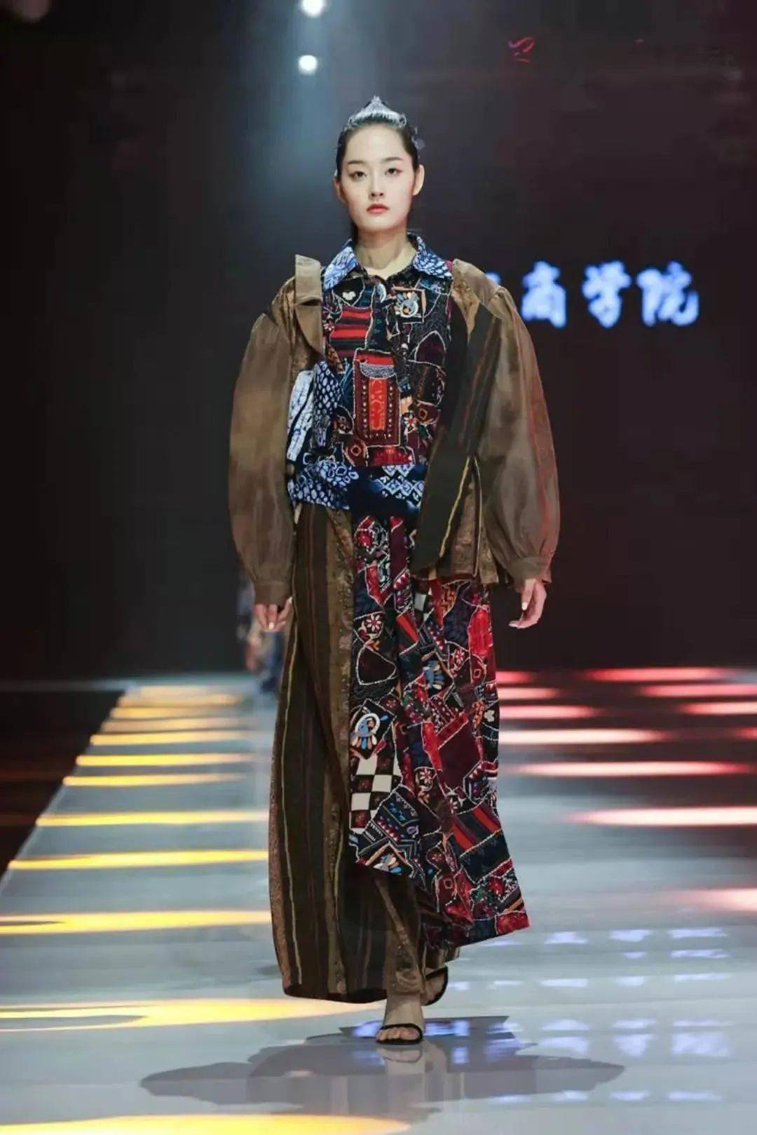 令礼服设计更加富有东方文化张力将郑州商文化中的青铜文化融入服装