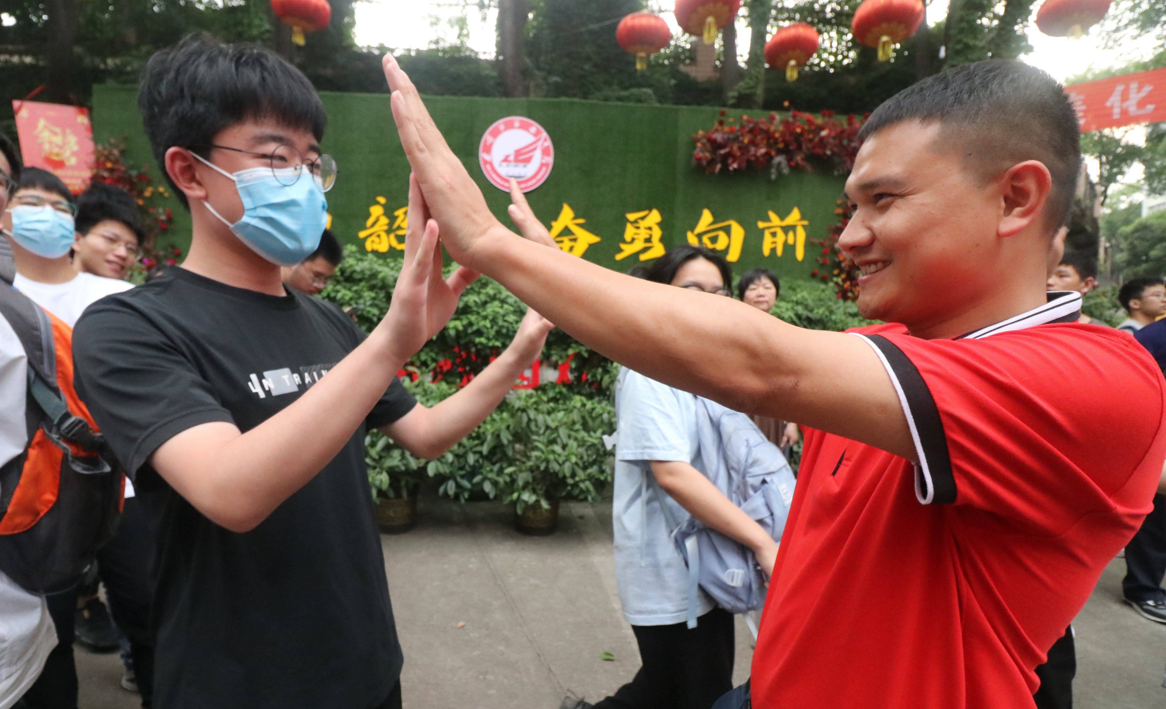 湖南娄底:四胞胎"国泰民强"完成高考