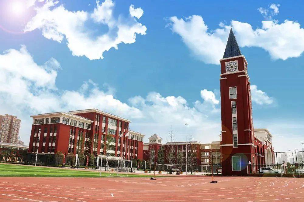 洛阳锦艺实验学校是由洛阳市伊滨区管委会招商引资,香港锦艺集团投资