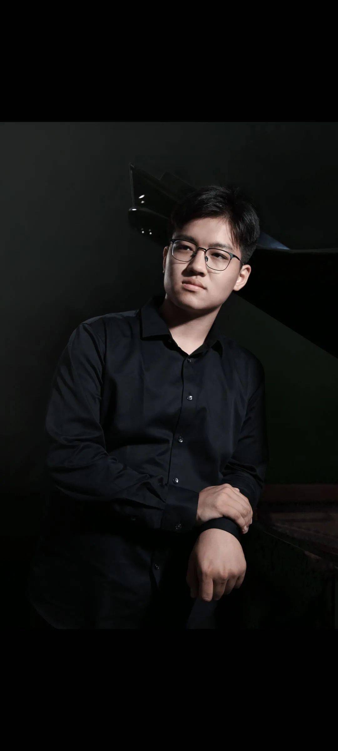 曾师从于朱昊,解静娴,杨韵琳,章琦,现师从留美青年钢琴家周宁博士.