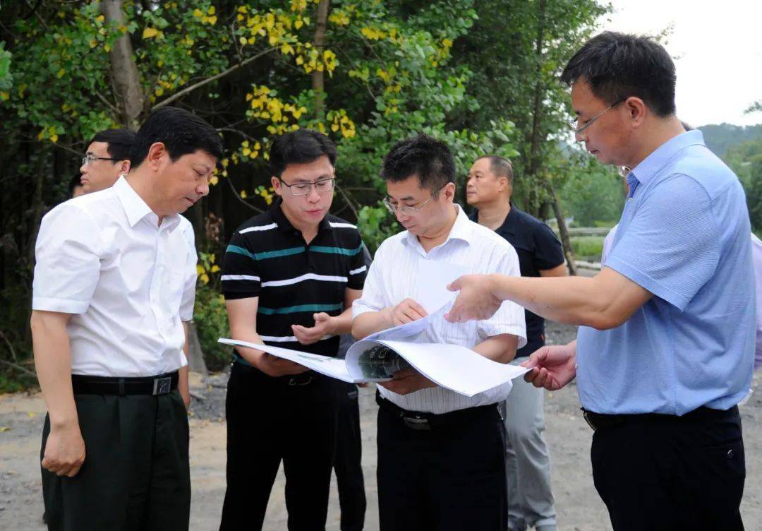 6月9日下午,市委副书记,市长徐鸿率队深入现场调研督导两江水体整治和