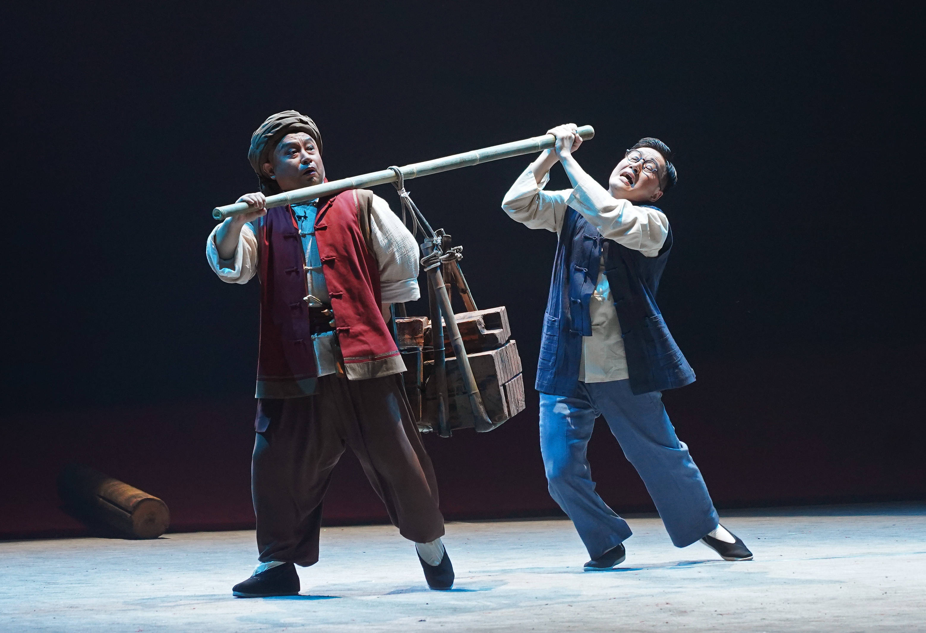 新编原创现代京剧望红关首次公演