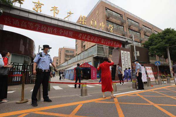 高考生忘带准考证急坏家长 北京东城公安一路护送协助带回