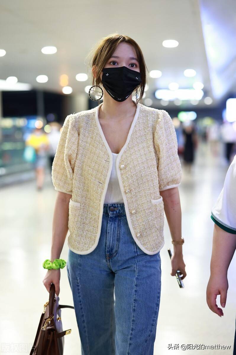 街拍:程潇粗花呢开衫 牛仔阔腿裤 白色运动鞋 手提包优雅女人