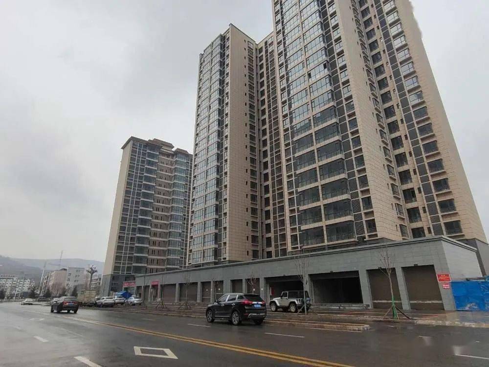 西和县北辰小学隔壁伏羲公馆二期12号楼,有一间铺面出租