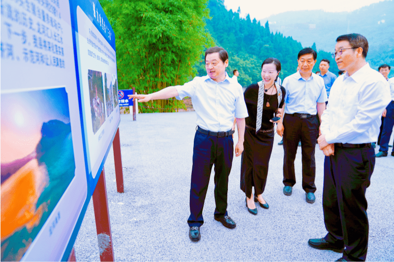 秘书长游贤勇,县委书记,县总河长徐世国,市水利局副局长任丽娟,卢峰参