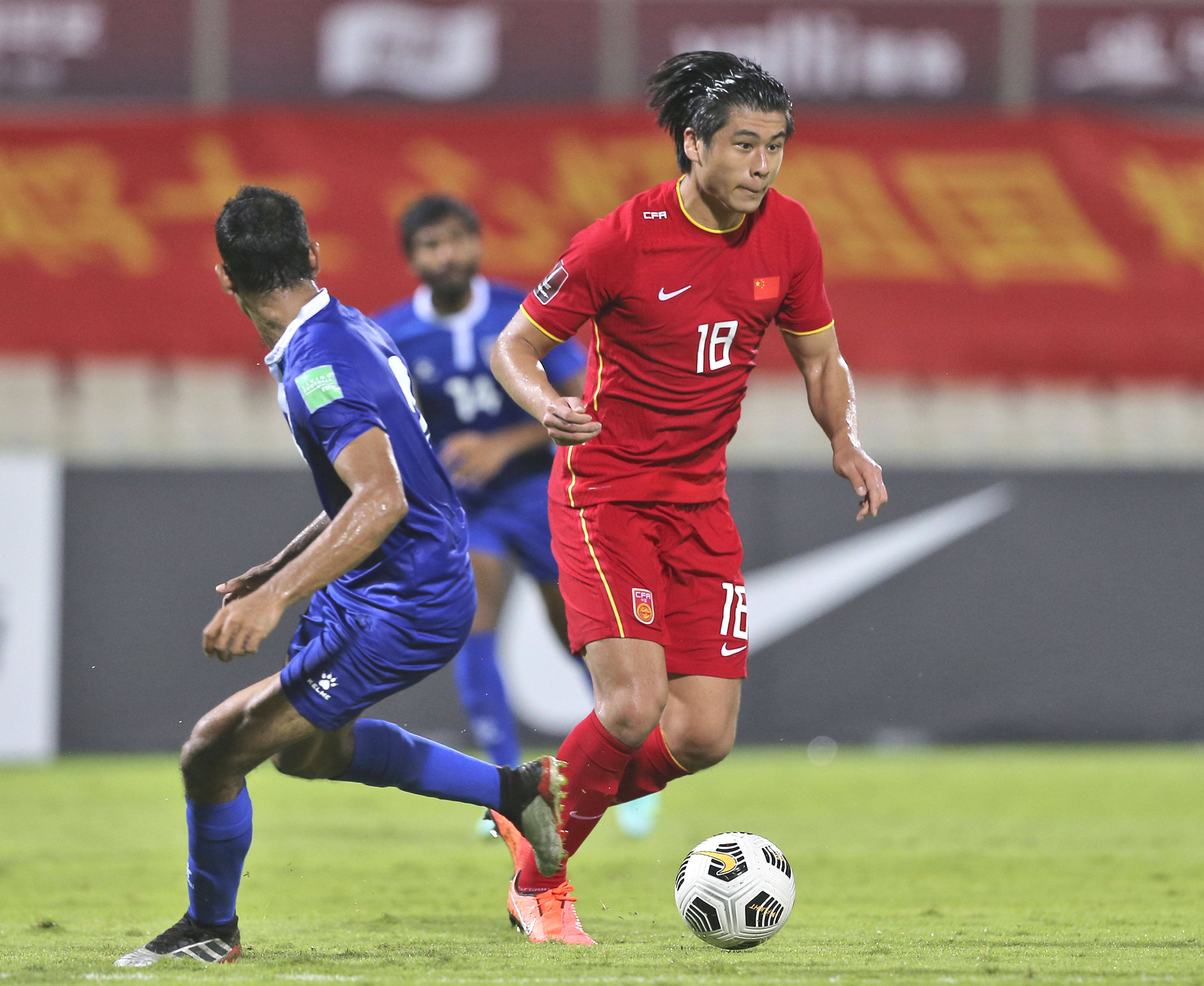 6月11日,中国队球员张玉宁(右)在比赛中拼抢.