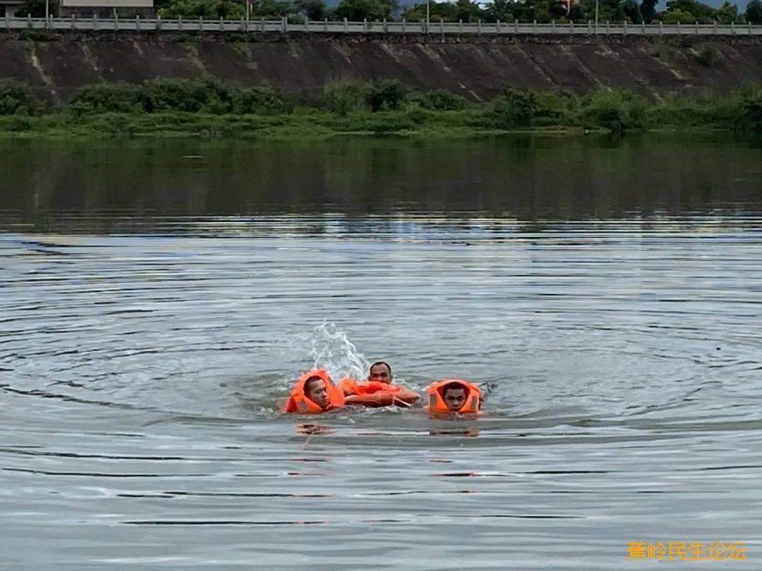 蕉岭世纪大桥河段一群众野泳发生溺水喊救命幸亏
