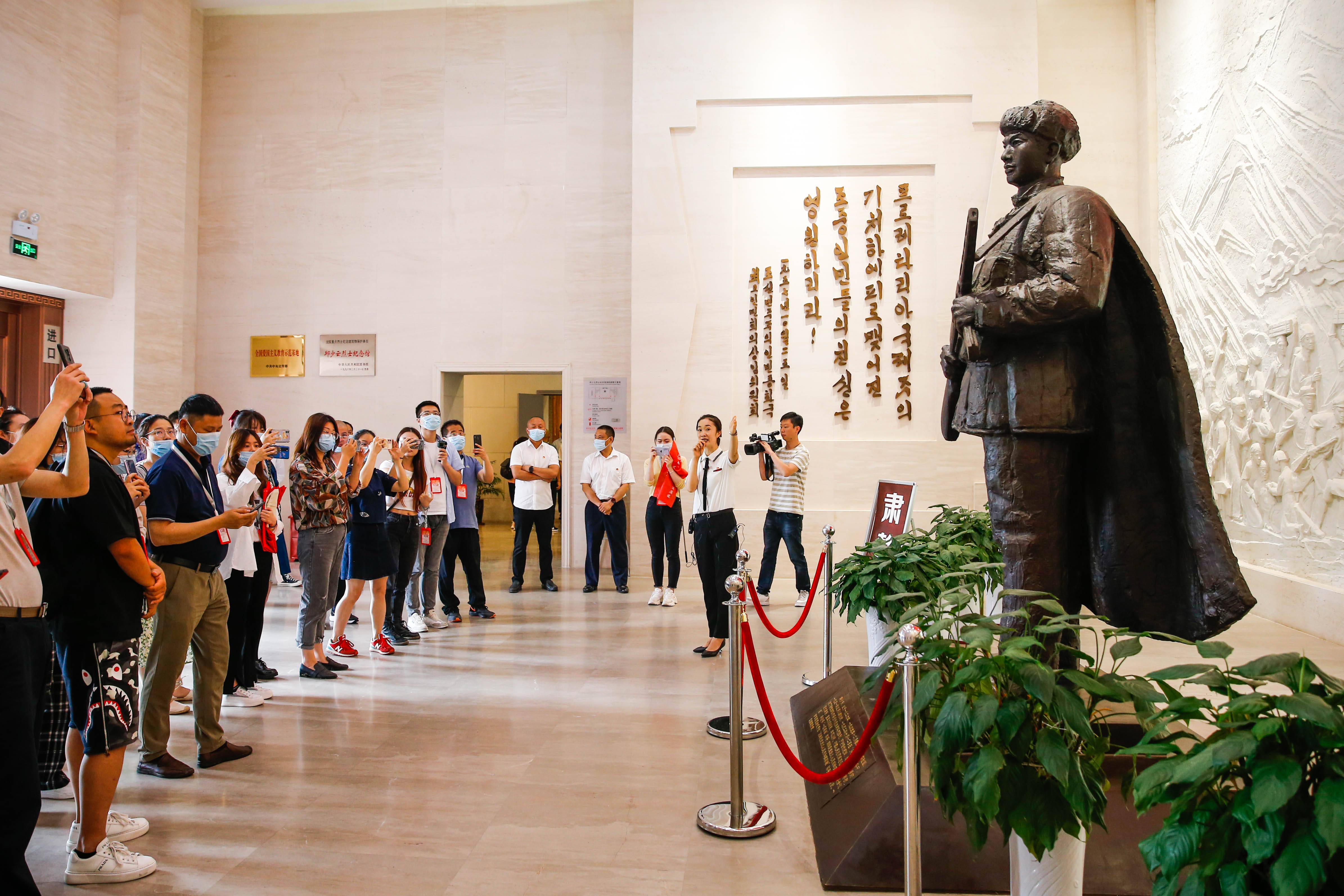 6月11日"追寻先烈足迹"采访团走访邱少云纪念馆,实地感受"绝对