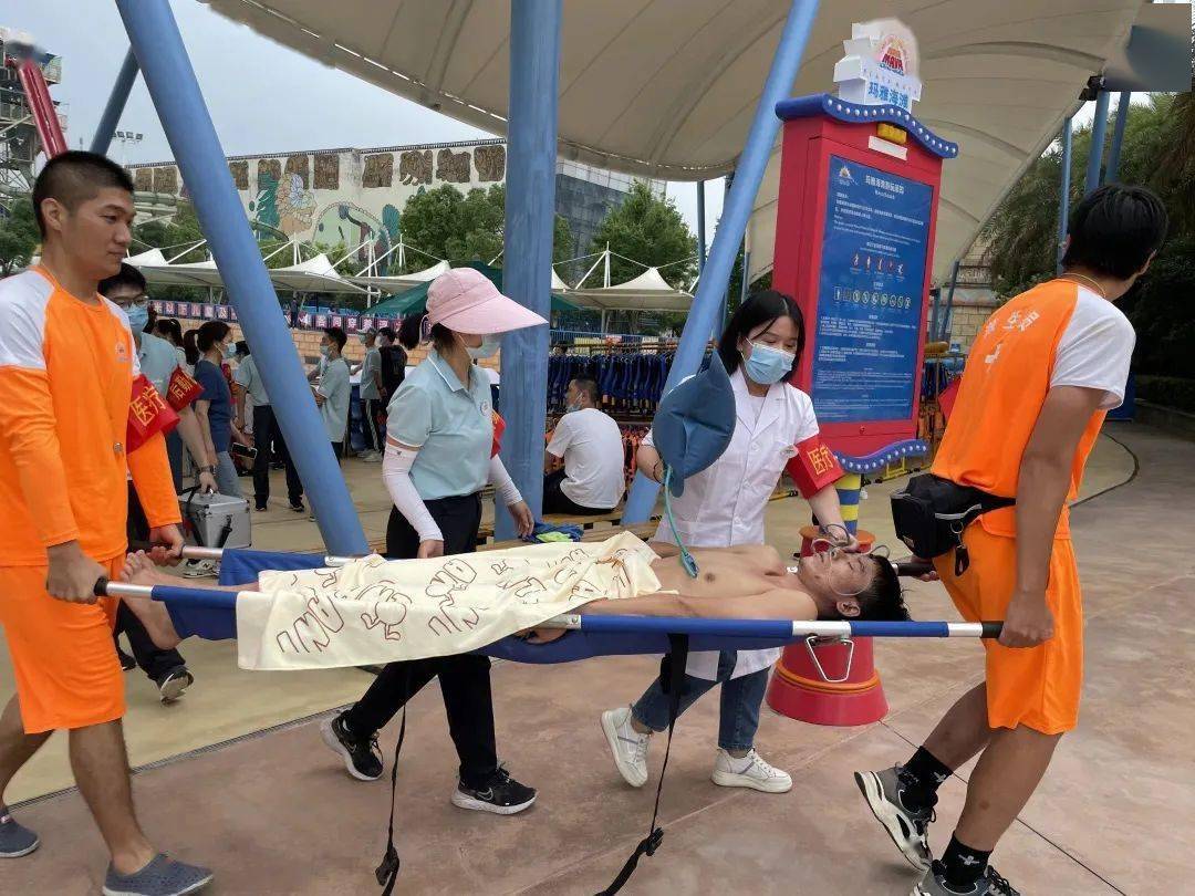 开展应急救援演练,模拟游客溺水情况,救生员熟练演示抱持方法和cpr心