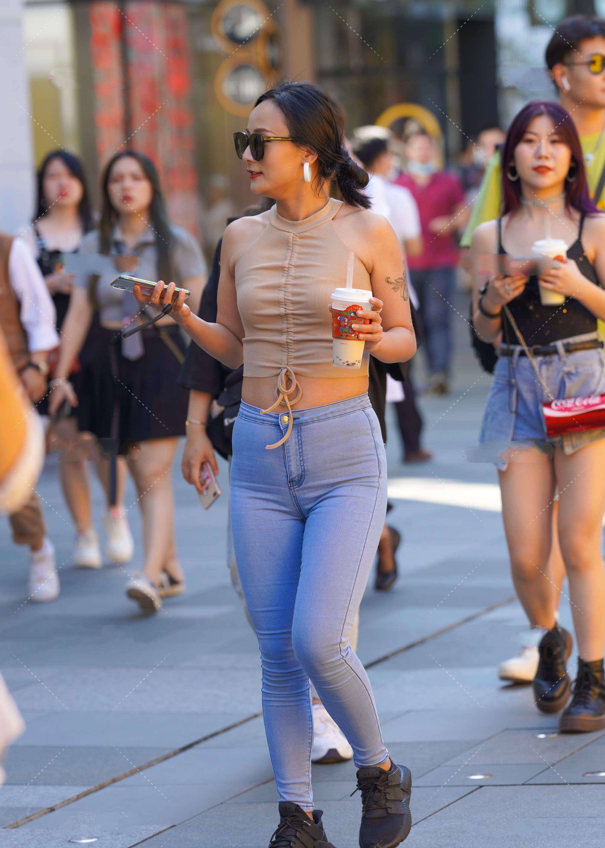 时尚街拍卡其色上衣有温婉优雅的风格搭配牛仔裤新潮又时尚