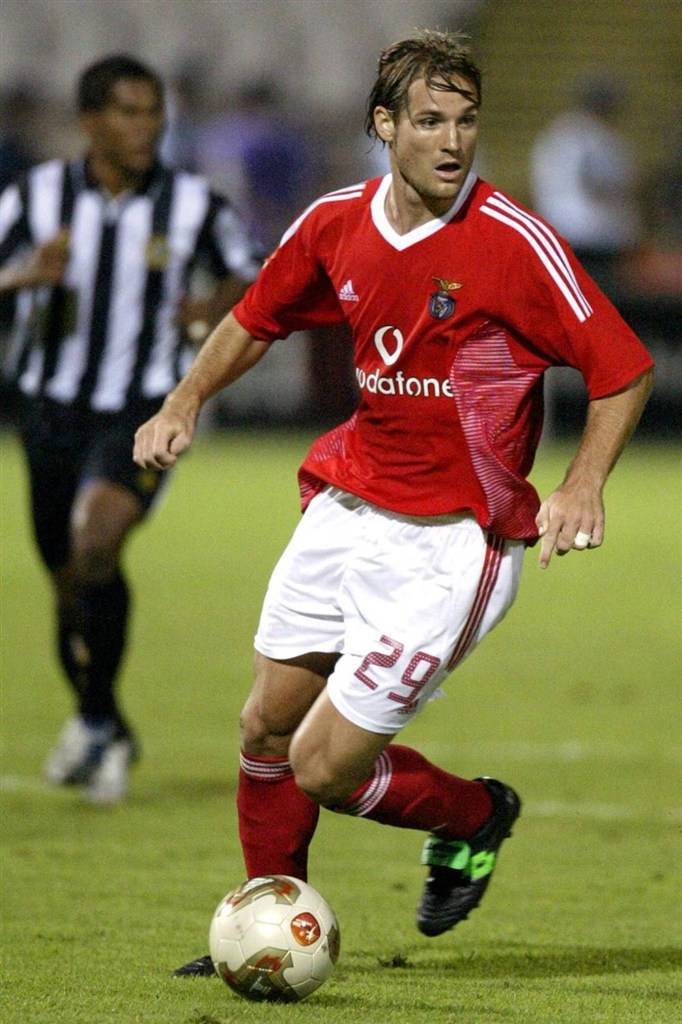 就在维维安-福去世后不到半年,2004年1月25日,葡超本菲卡队的匈牙利