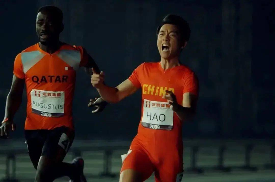 预告中,郑恺饰演的郝超越,分别以跑道上全力冲刺的飒爽青年运动员,和