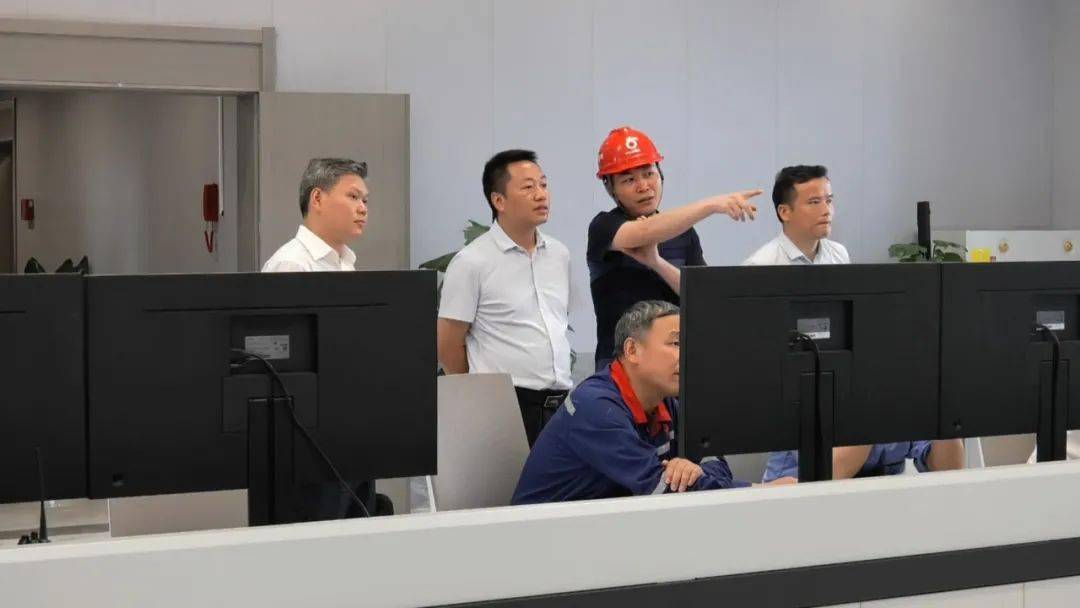 在铜仁西南水泥有限公司中控室在铜仁西南水泥有限公司,田兴国走进